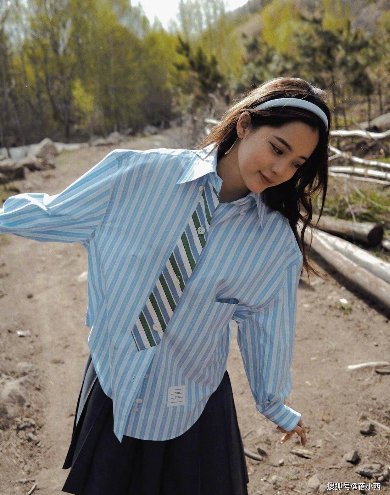 视觉 欧阳娜娜打破传统风格，“吊带+背带”搭配真时髦，这样穿更洋气