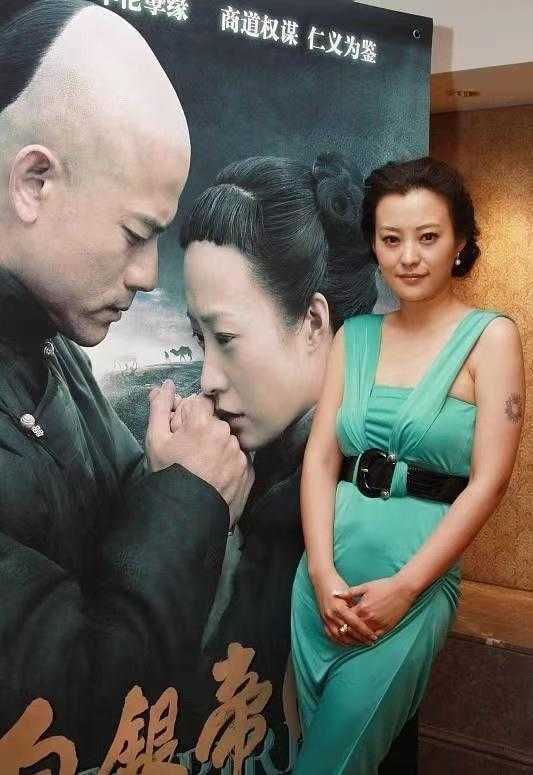 腰带 郝蕾真的好“敢穿”，绿色缎面连体裤配腰带，大长腿真的好显眼