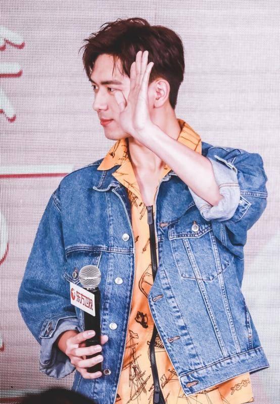 魅力 刘雯和李现的长腿真藏不住,牛仔套装穿出时尚效果,帅气有范儿