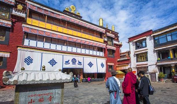 拉萨有一座寺庙，面朝东方而建，有千年的历史，很多游客都错过了