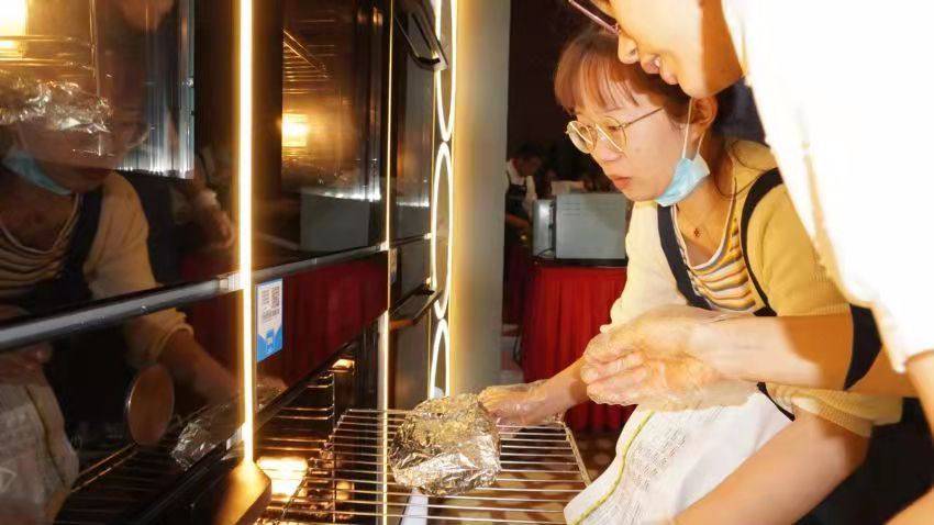 披萨|换道场景，卡萨帝厨房发布超级烤美食生态频道