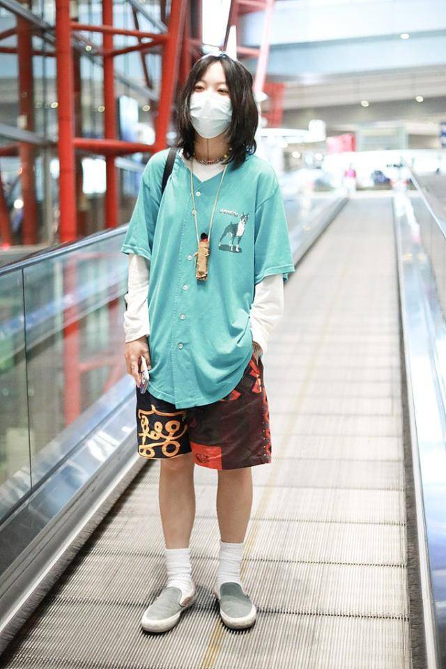 窦唯 窦靖童这搭配真随了父母，有窦唯的热情和王菲的随性，风格特别