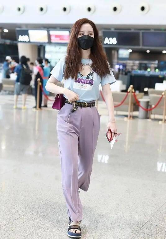 女王 张萌果然是“心机”女王，穿T恤前面“挖个”爱心，显得身材更好