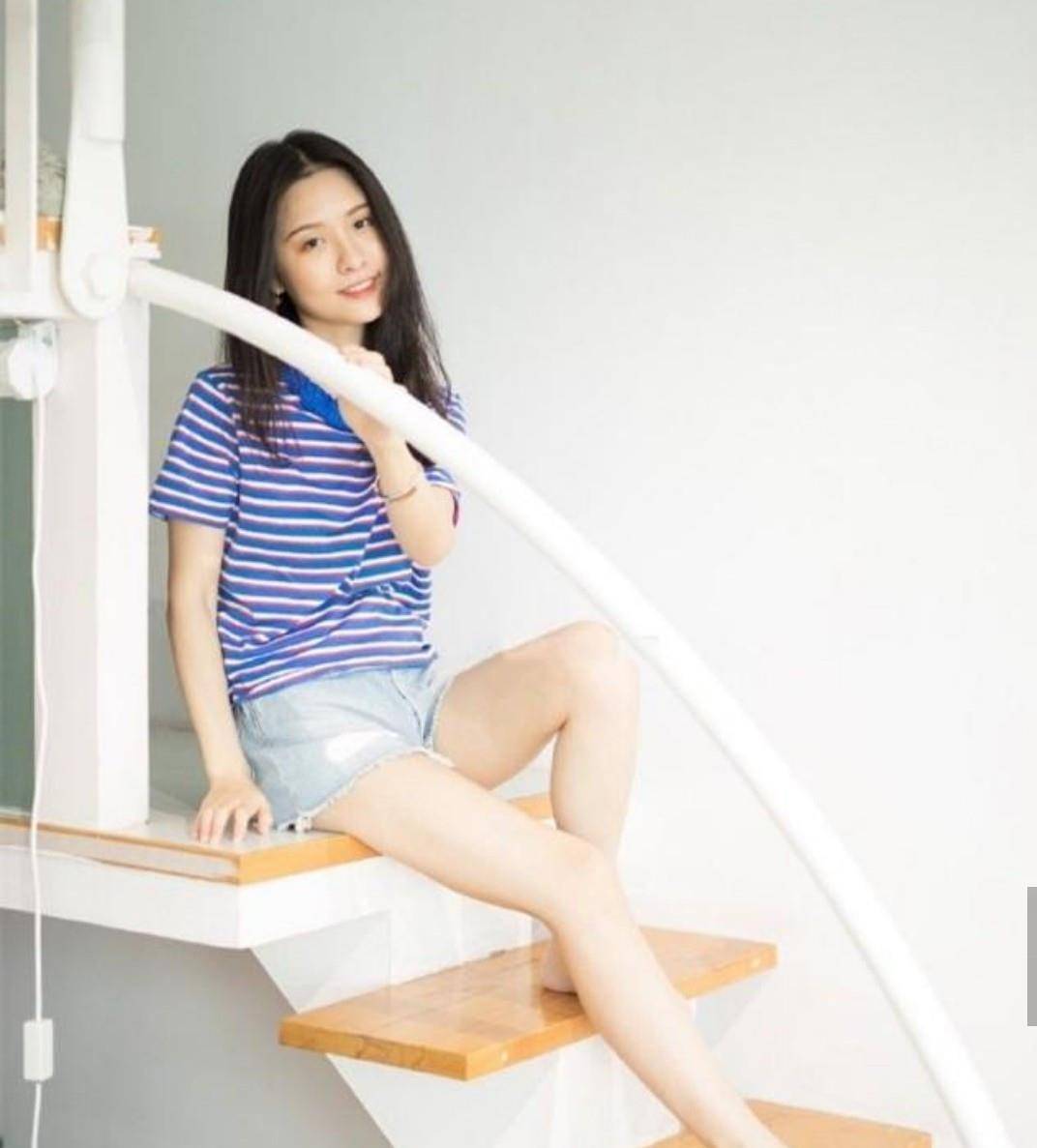 条纹 刘亦菲晒自己骑车旧照,贵族风卷发搭配长靴,宛如青涩的豪门小姐