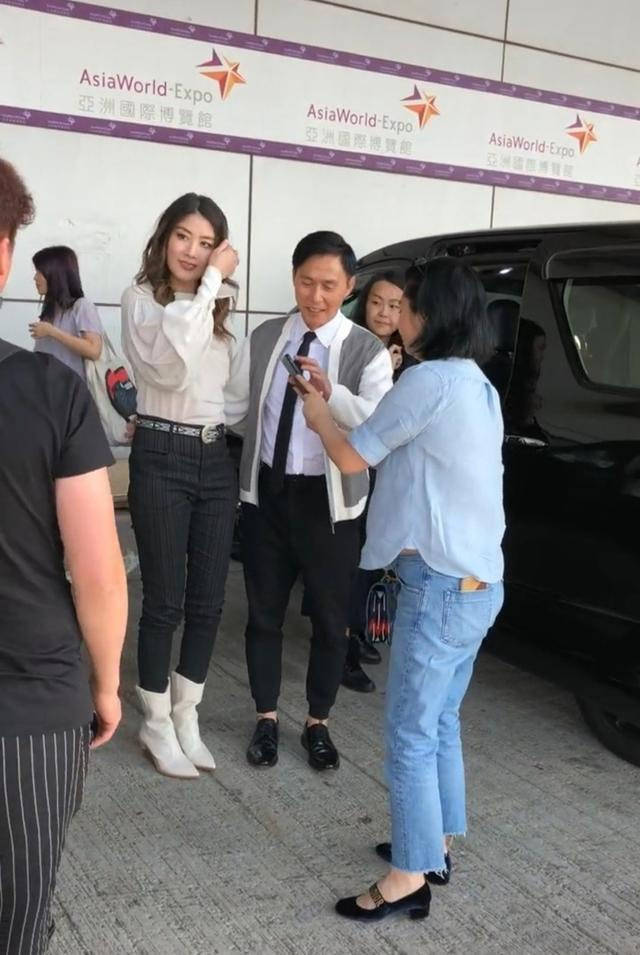 女明星陈慧琳被偶遇的现场照，49岁这么年轻漂亮，就是有小肚子假胯宽！