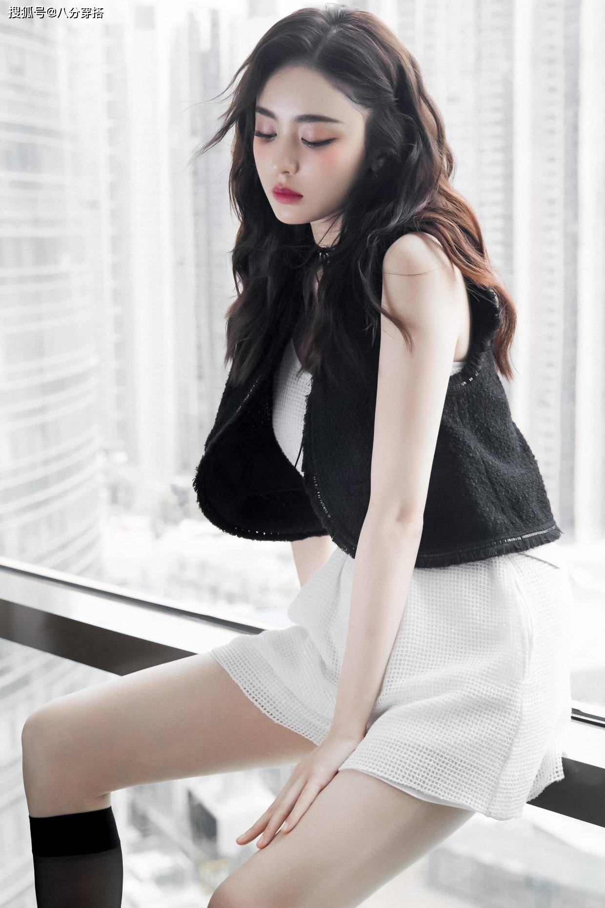 的作用 古力娜扎厉害了，灰色露脐背心配皮衣秀“蚂蚁腰”，身材不输超模