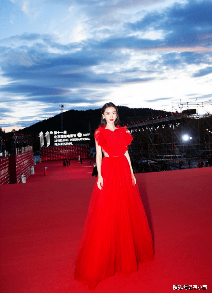 时尚 Angelababy不愧是顶流，穿正红色爱心礼服裙亮相红毯，美出新高度