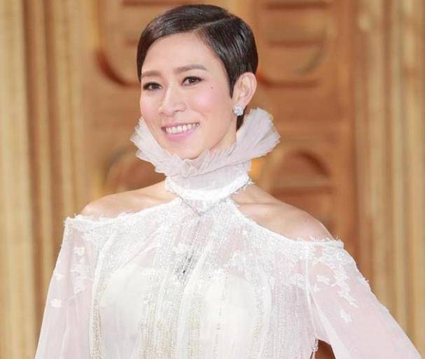 花瓣 佘诗曼穿衣上罕见翻车，穿“花瓣裙”过于夸张，连脖子都看不见了