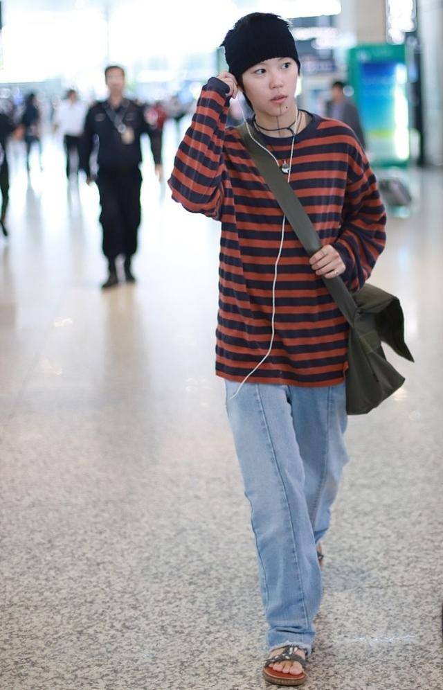 窦唯 窦靖童这搭配真随了父母，有窦唯的热情和王菲的随性，风格特别