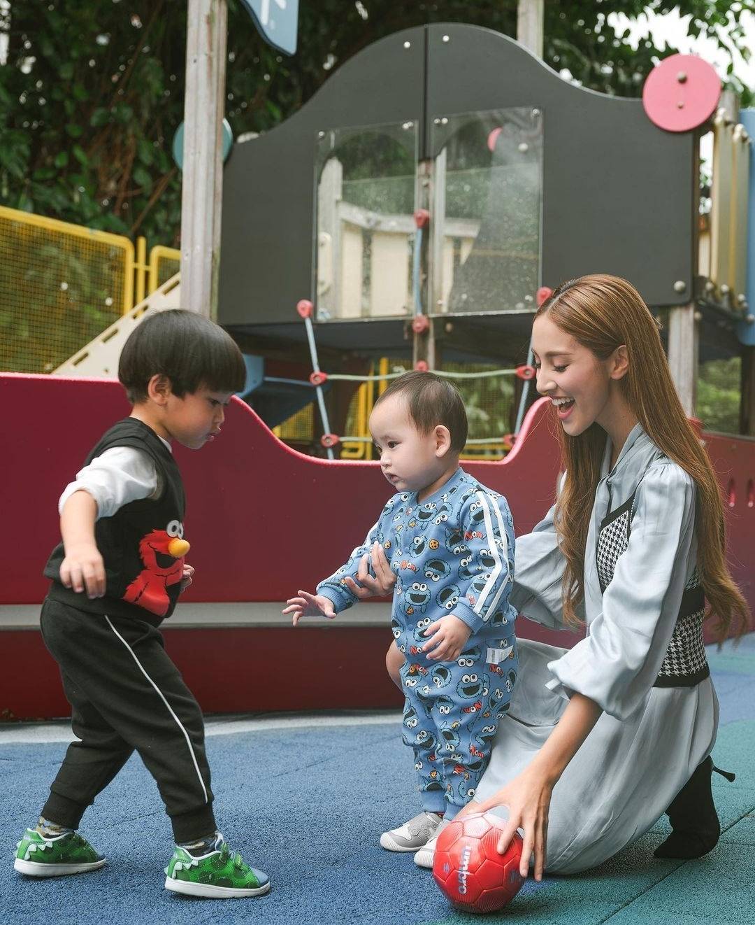 郑嘉颖郑嘉颖港姐老婆携子拍广告，兄弟俩肤色差明显，一个活泼一个呆萌