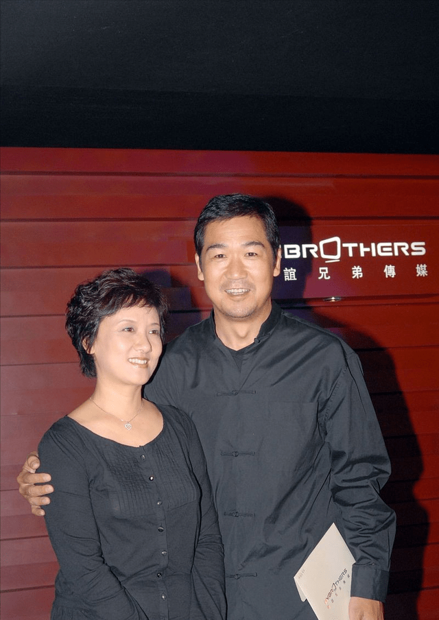 黑色 张国立手揽邓婕好恩爱,同穿黑色一点没明星架子,看着真低调