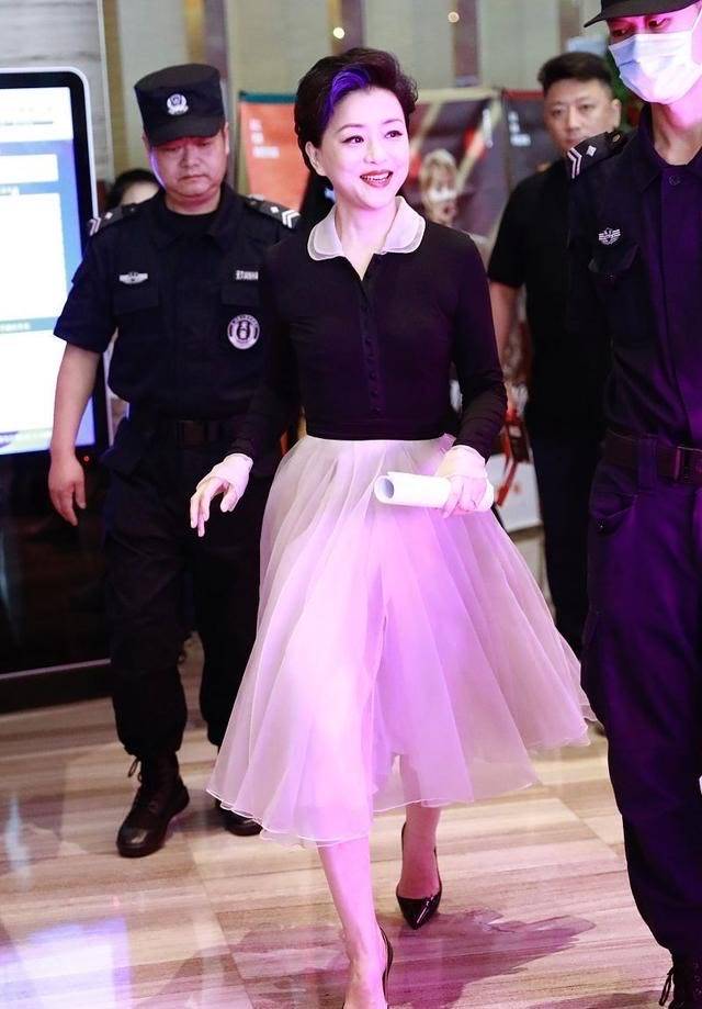 新潮 杨澜学小姑娘赶时髦,穿纱裙挑染蓝发新潮又减龄,气质却依然端庄