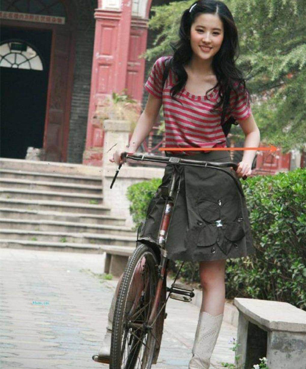 条纹 刘亦菲晒自己骑车旧照,贵族风卷发搭配长靴,宛如青涩的豪门小姐