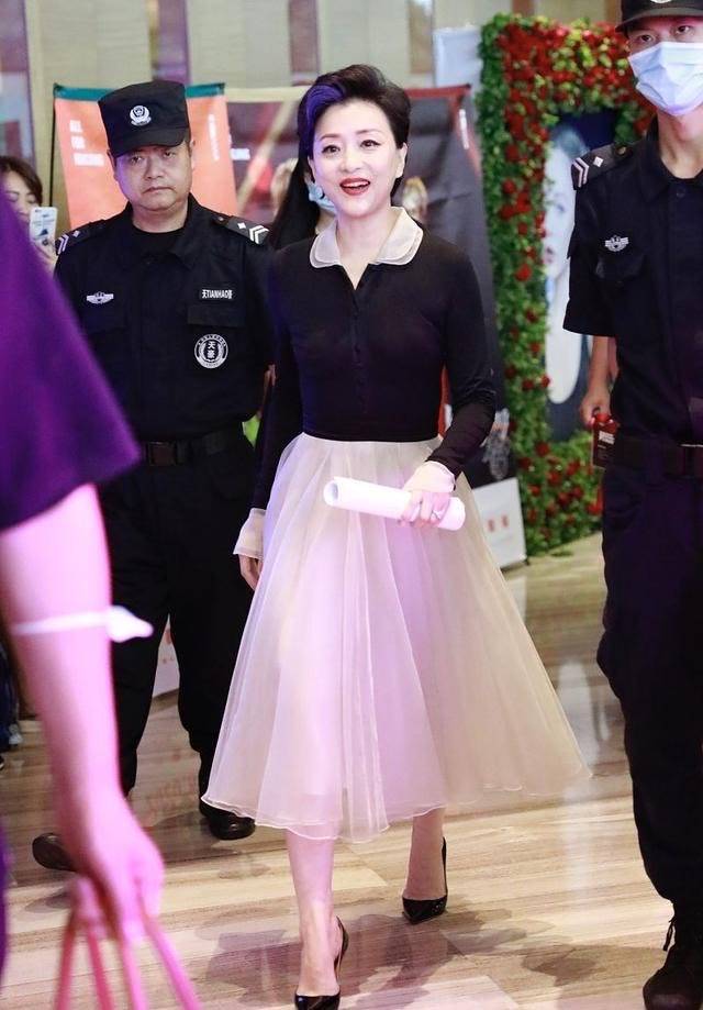 新潮 杨澜学小姑娘赶时髦,穿纱裙挑染蓝发新潮又减龄,气质却依然端庄