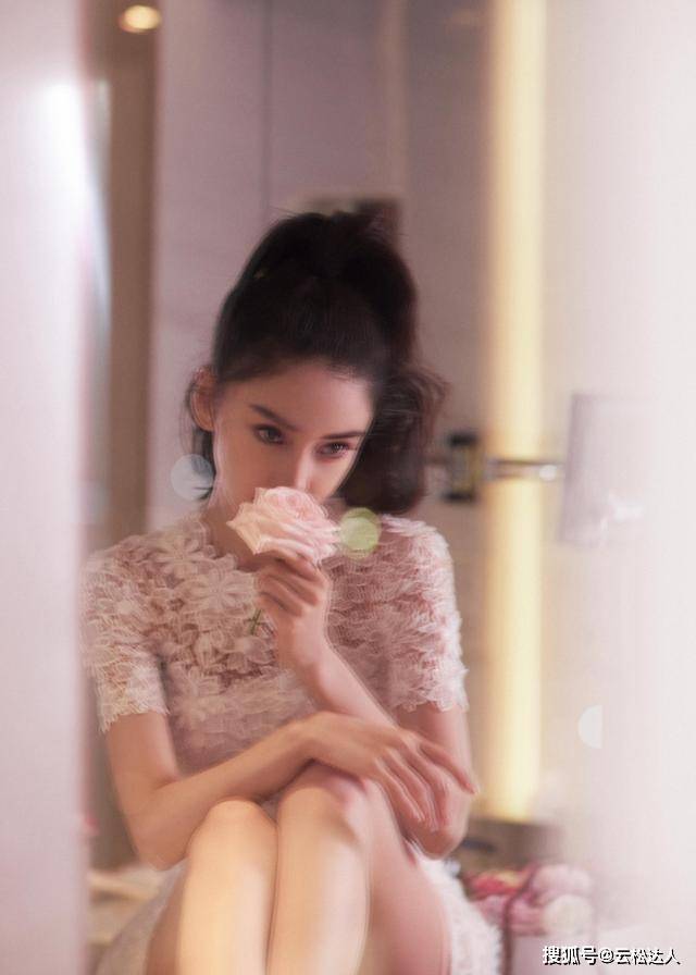 真抢镜 杨颖仍不肯正视自己的年龄，穿小白裙扎高马尾扮清纯，细腿真抢镜