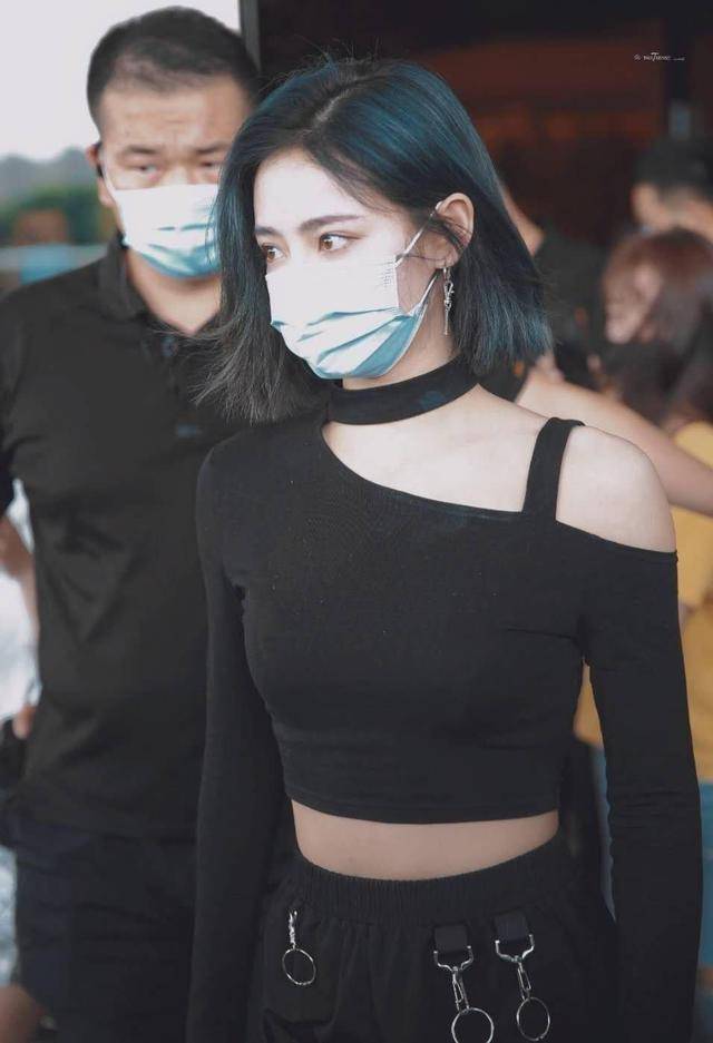 女王 张萌果然是“心机”女王，穿T恤前面“挖个”爱心，显得身材更好