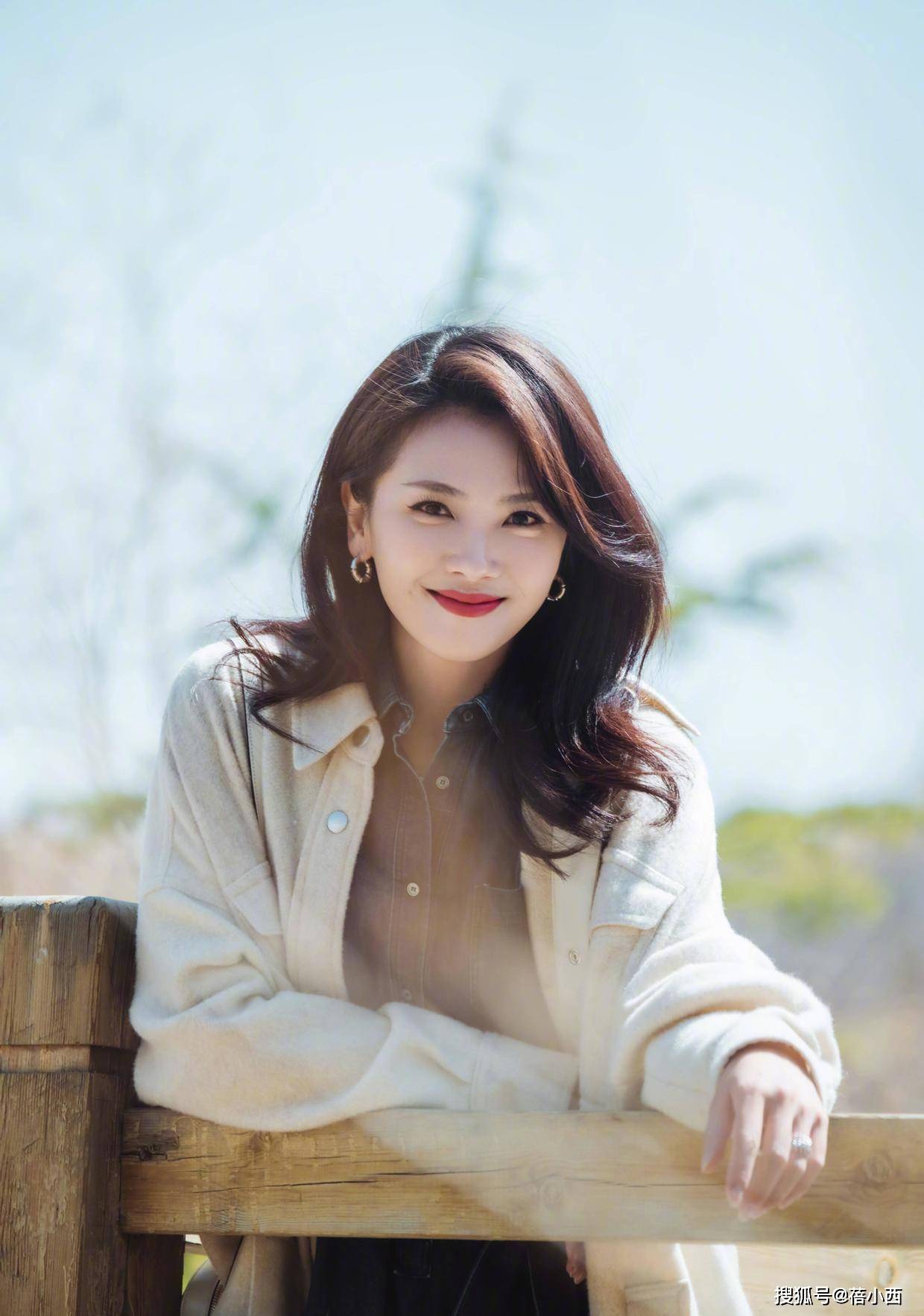 刘涛当 刘涛当主播后气场真大，穿扎染牛仔连衣裙配卷发，满身阔太自信感