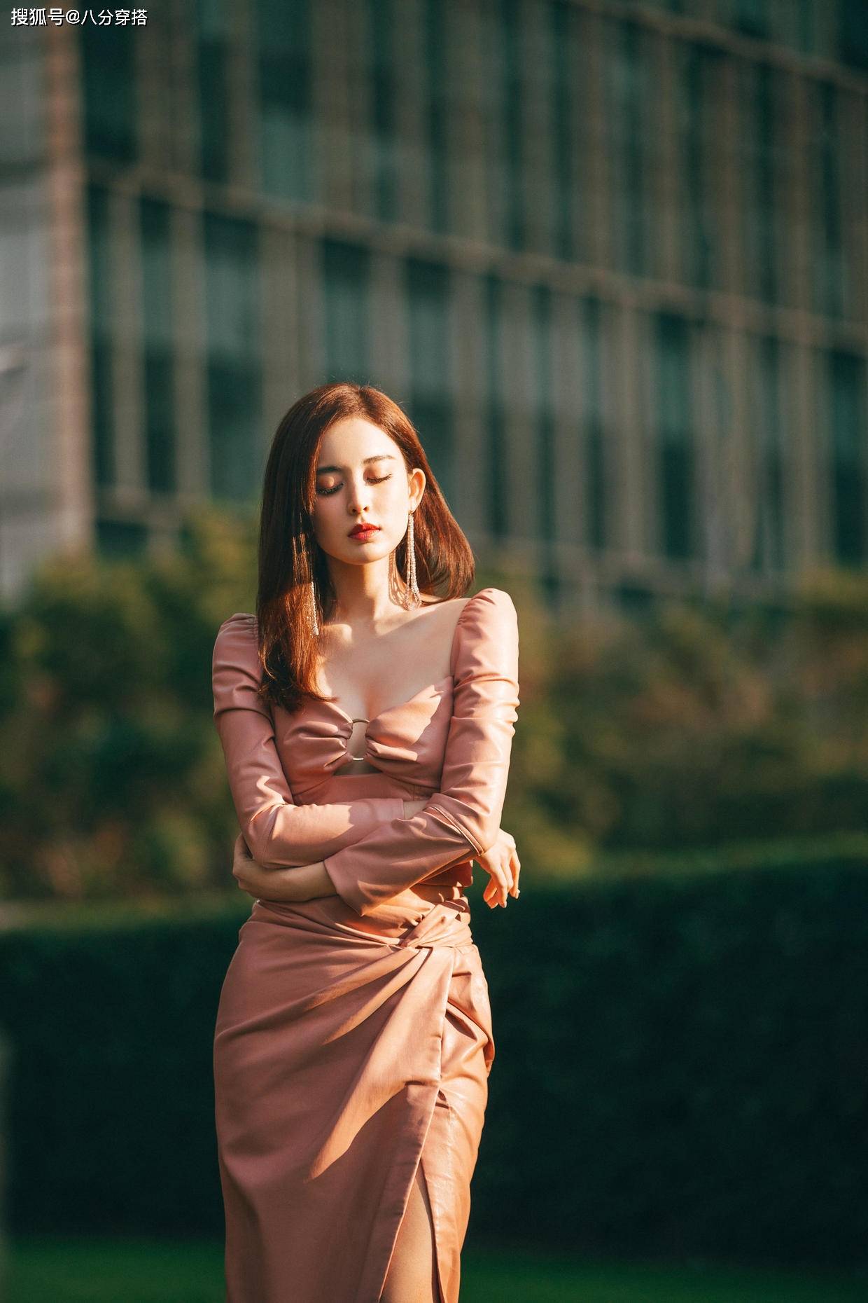 的作用 古力娜扎厉害了,灰色露脐背心配皮衣秀“蚂蚁腰”,身材不输超模