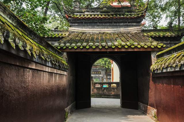 宝光寺：隐藏在树林间的寺庙，罗汉堂内有五百多尊罗汉，千姿百态