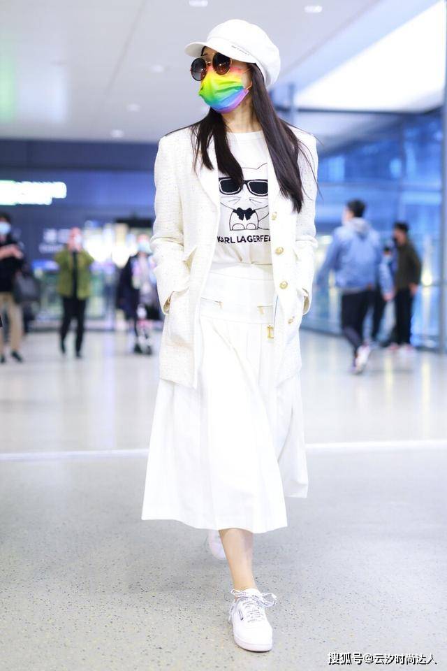 身材 伊能静越老越会穿，与儿子同框满满少女感，两人不像母子更像姐弟