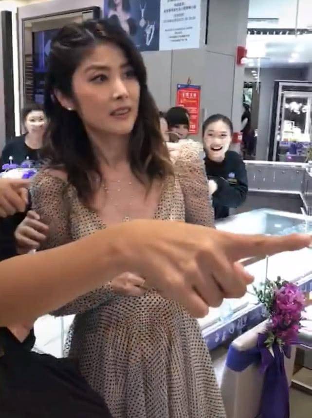 女明星陈慧琳被偶遇的现场照，49岁这么年轻漂亮，就是有小肚子假胯宽！