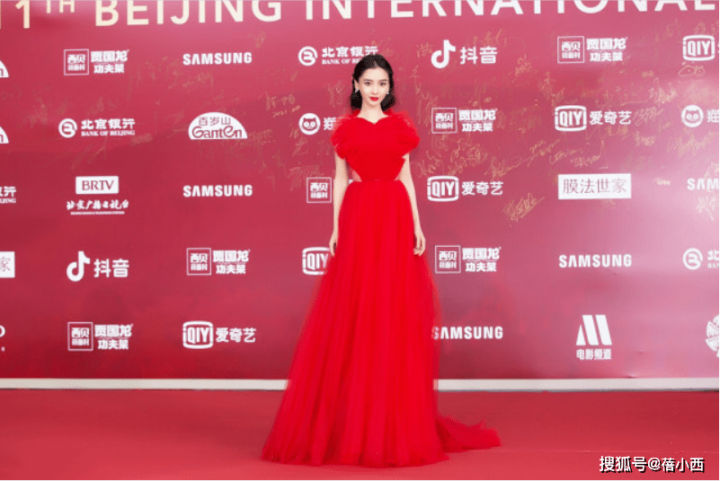 时尚 Angelababy不愧是顶流，穿正红色爱心礼服裙亮相红毯，美出新高度