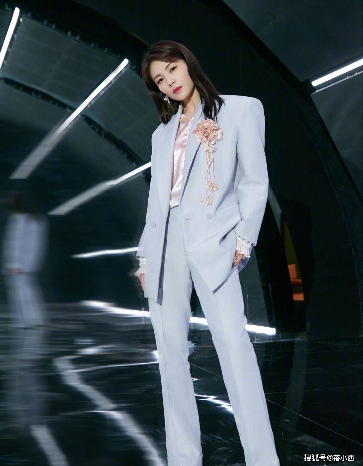 刘涛当 刘涛当主播后气场真大，穿扎染牛仔连衣裙配卷发，满身阔太自信感