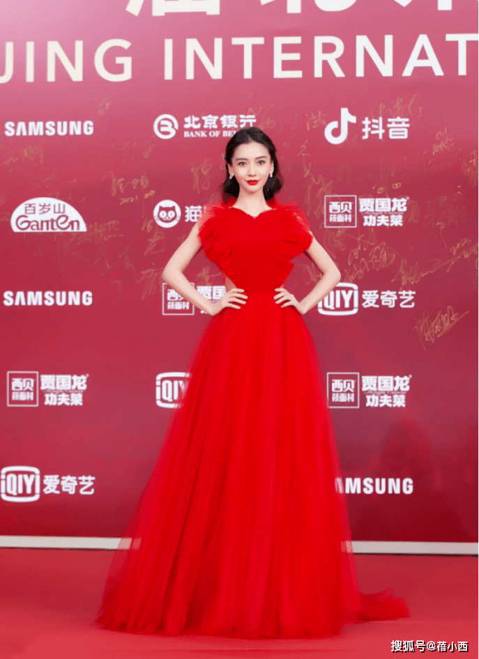 时尚 Angelababy不愧是顶流，穿正红色爱心礼服裙亮相红毯，美出新高度
