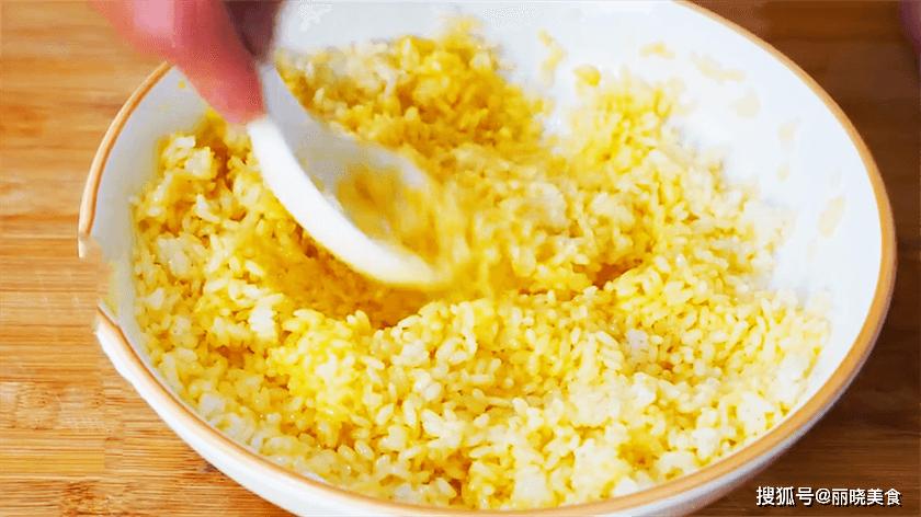 米饭加鸡蛋液炒米饭 bdcc388f8c214aa2898ed7ac45d12287.png