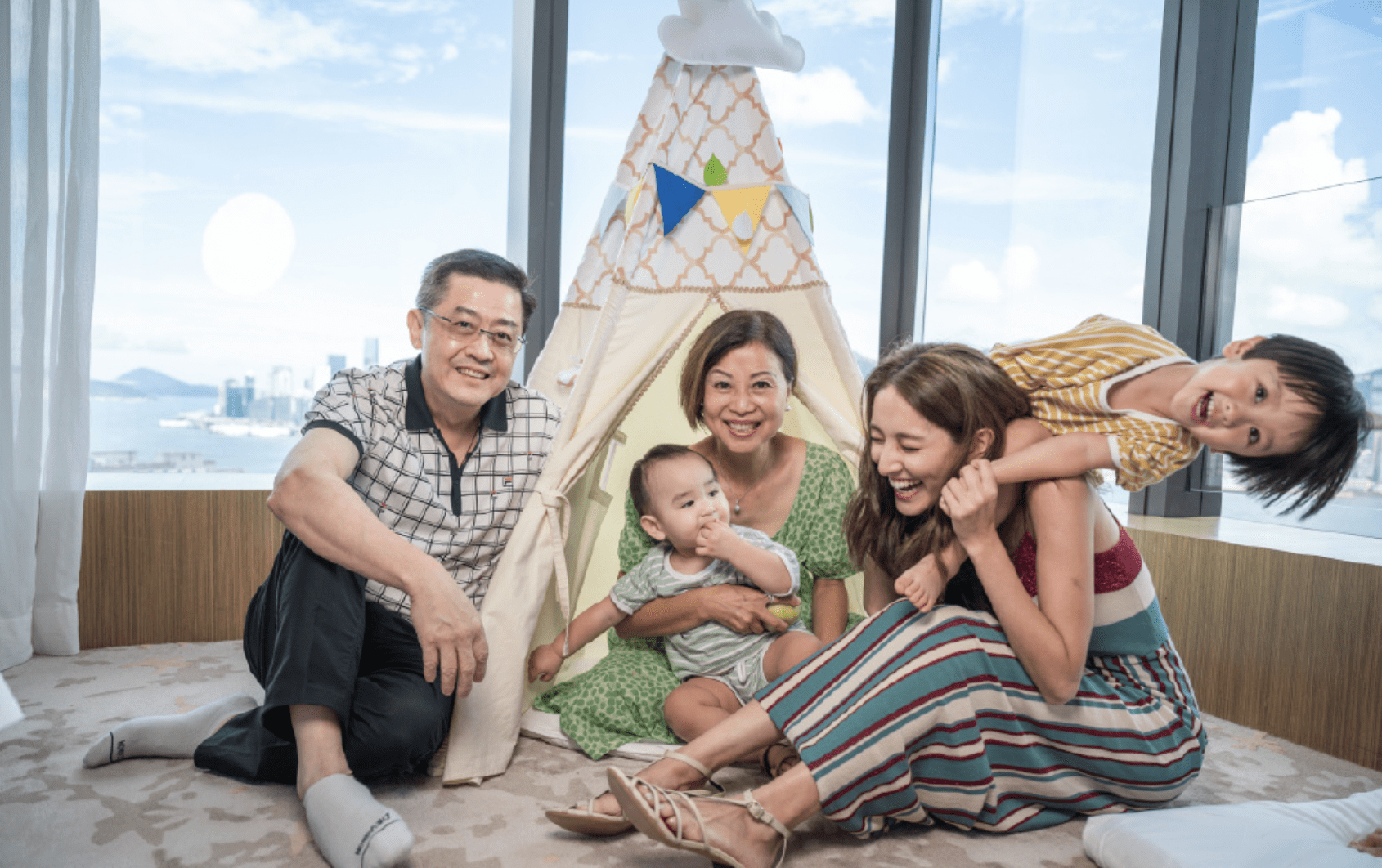 郑嘉颖郑嘉颖港姐老婆携子拍广告，兄弟俩肤色差明显，一个活泼一个呆萌
