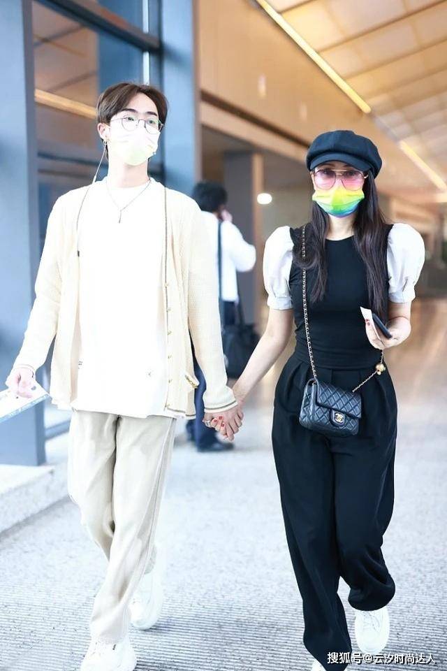 身材 伊能静越老越会穿，与儿子同框满满少女感，两人不像母子更像姐弟