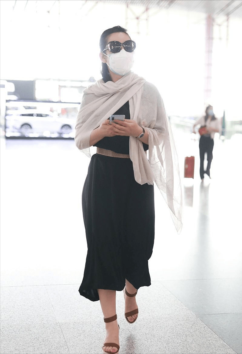 身材 秦海璐的优雅都是长裙给的，私服礼服都高级，娇嫩是宠出来的