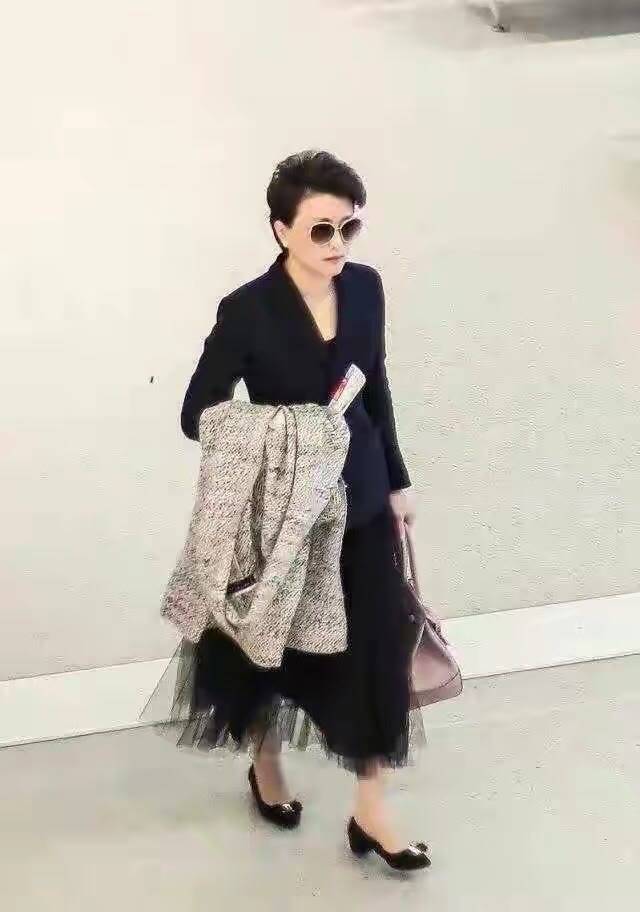 新潮 杨澜学小姑娘赶时髦,穿纱裙挑染蓝发新潮又减龄,气质却依然端庄