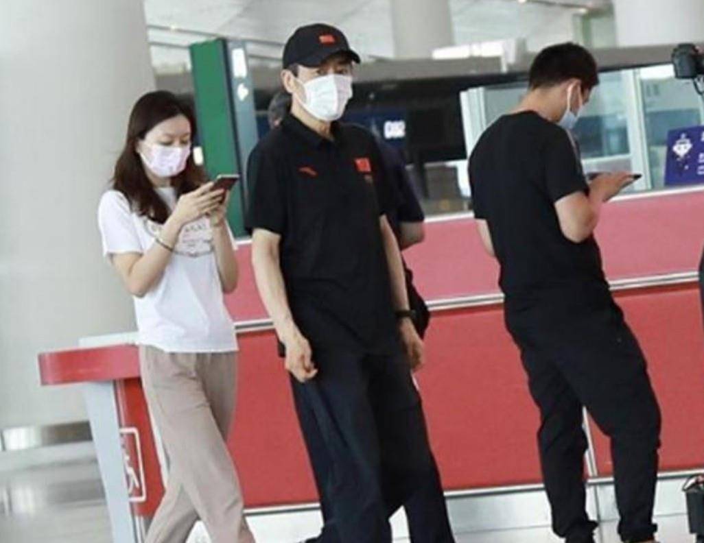 黑色 张艺谋携妻子现身机场，穿老爹鞋一身潮流打扮，仿佛年轻了二十年
