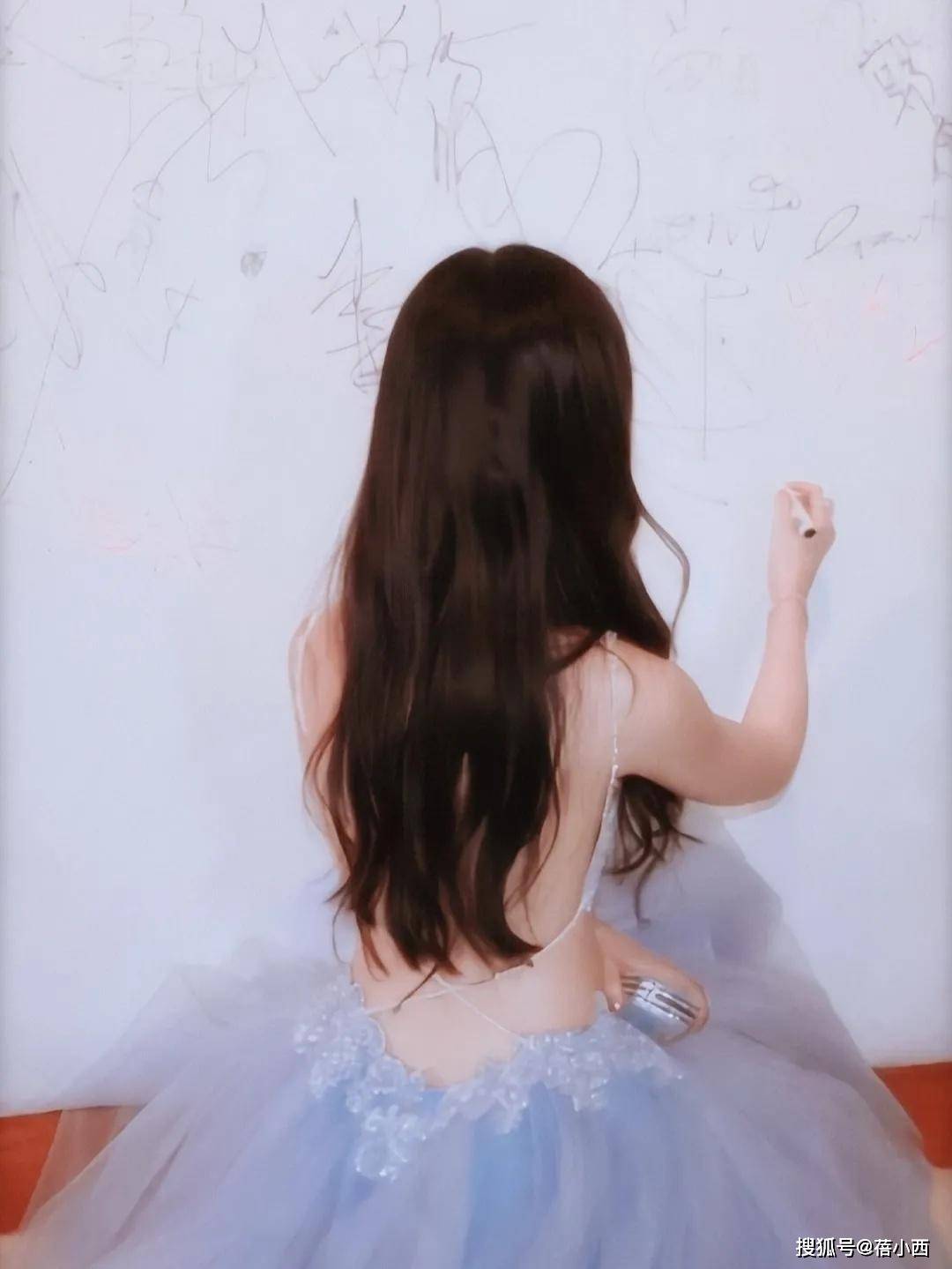 仙女 刘亦菲真不怕走光？水蜜桃身材穿大露背连衣裙亮相，人红气场真大