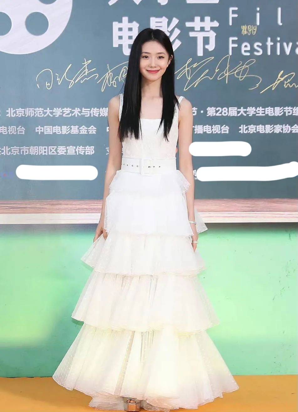 大学生电影节红毯：刘浩存笑容像复制粘贴，陈都灵偏爱蓬蓬裙