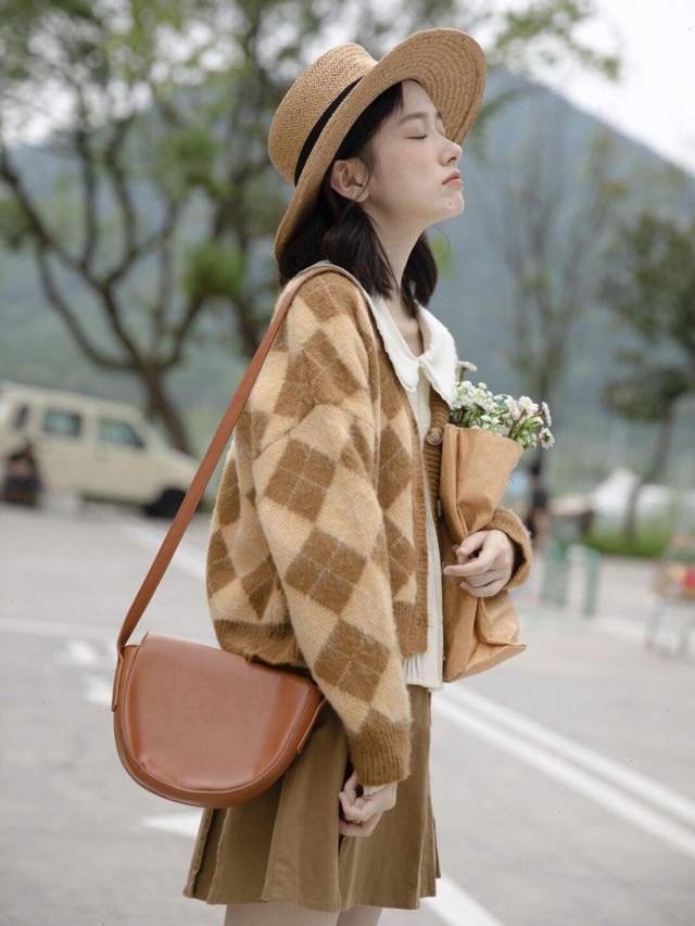 蓝色 秋季，想要穿出甜美可爱风，一定少不了蓝色针织开衫的搭配