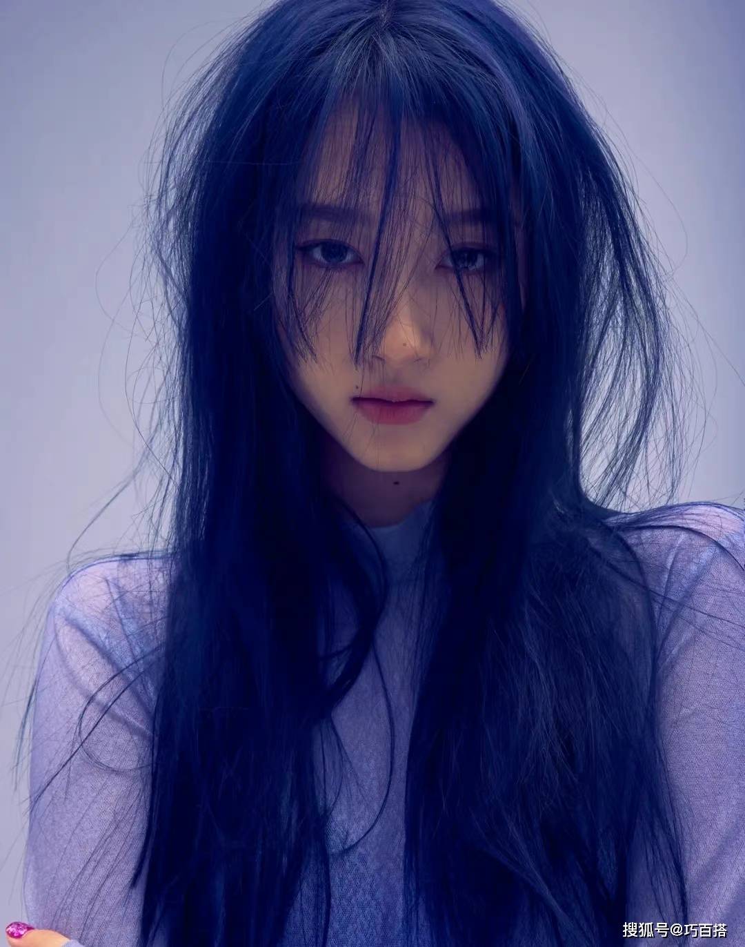 束脚 关晓彤晒照秀私服，三套休闲性感风的搭配造型，让人眼前一亮