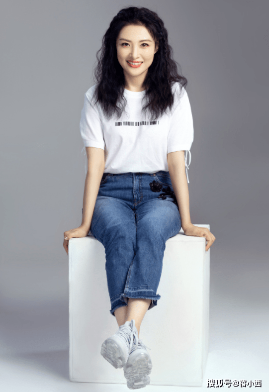 高跟鞋 周涛终于高调一回,穿红色连衣裙配金色高跟鞋,身材比例真不错