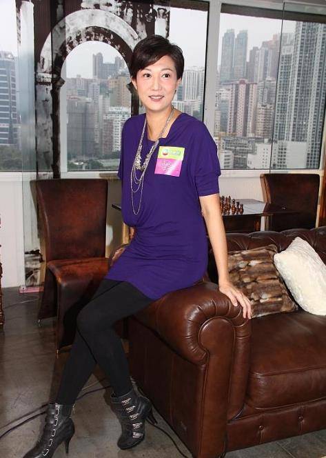 设计 48岁吴绮莉颜值出圈，长发配短裙宛如小姑娘，可见她年轻时有多美