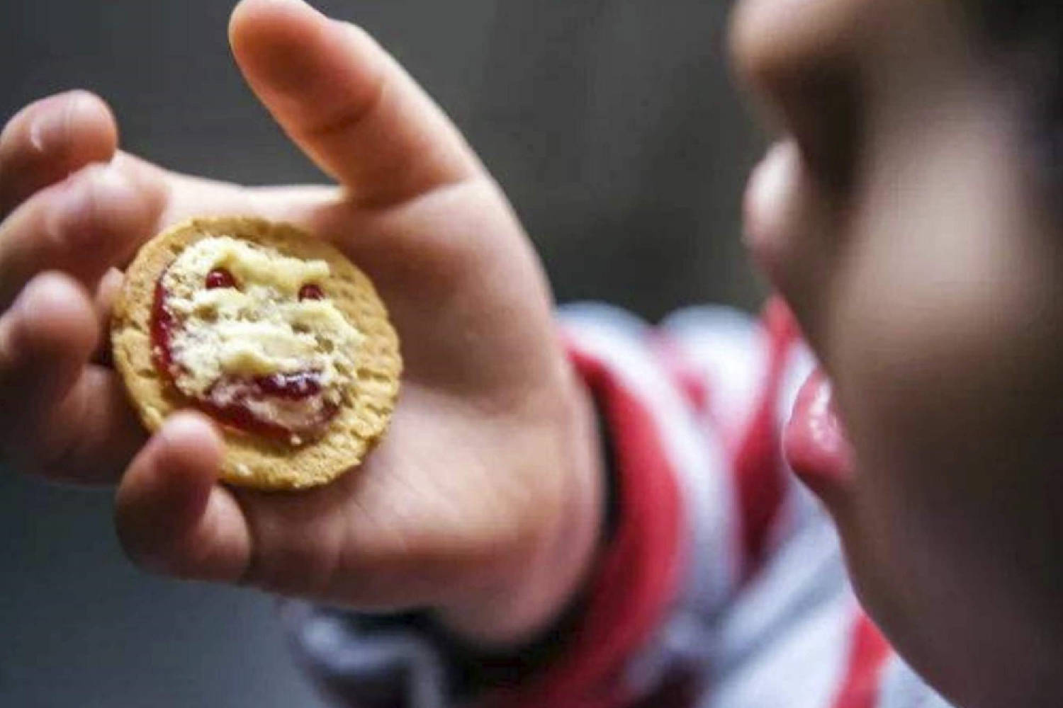时间|孩子为什么爱吃零食?这更像是种本能,强制阻止是最差的办法
