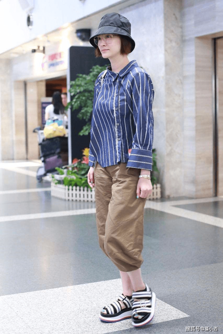 刺绣 李小冉身材饱满又敢穿，一袭刺绣抹胸连衣裙气质惊艳，真不怕走光