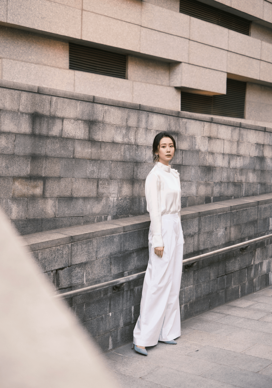 looks 海清气质感绝了!穿一件毛衣外套搭配半身裙高级优雅,可咸可甜