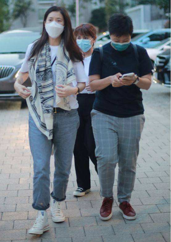 高手 袁咏仪才是“扮嫩高手”，牛仔服配阔腿裤，看似简单却难掩高级感