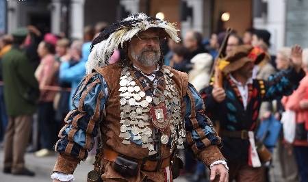 高度发达的德国，全民传承传统文化，爱穿民族服装游行狂欢