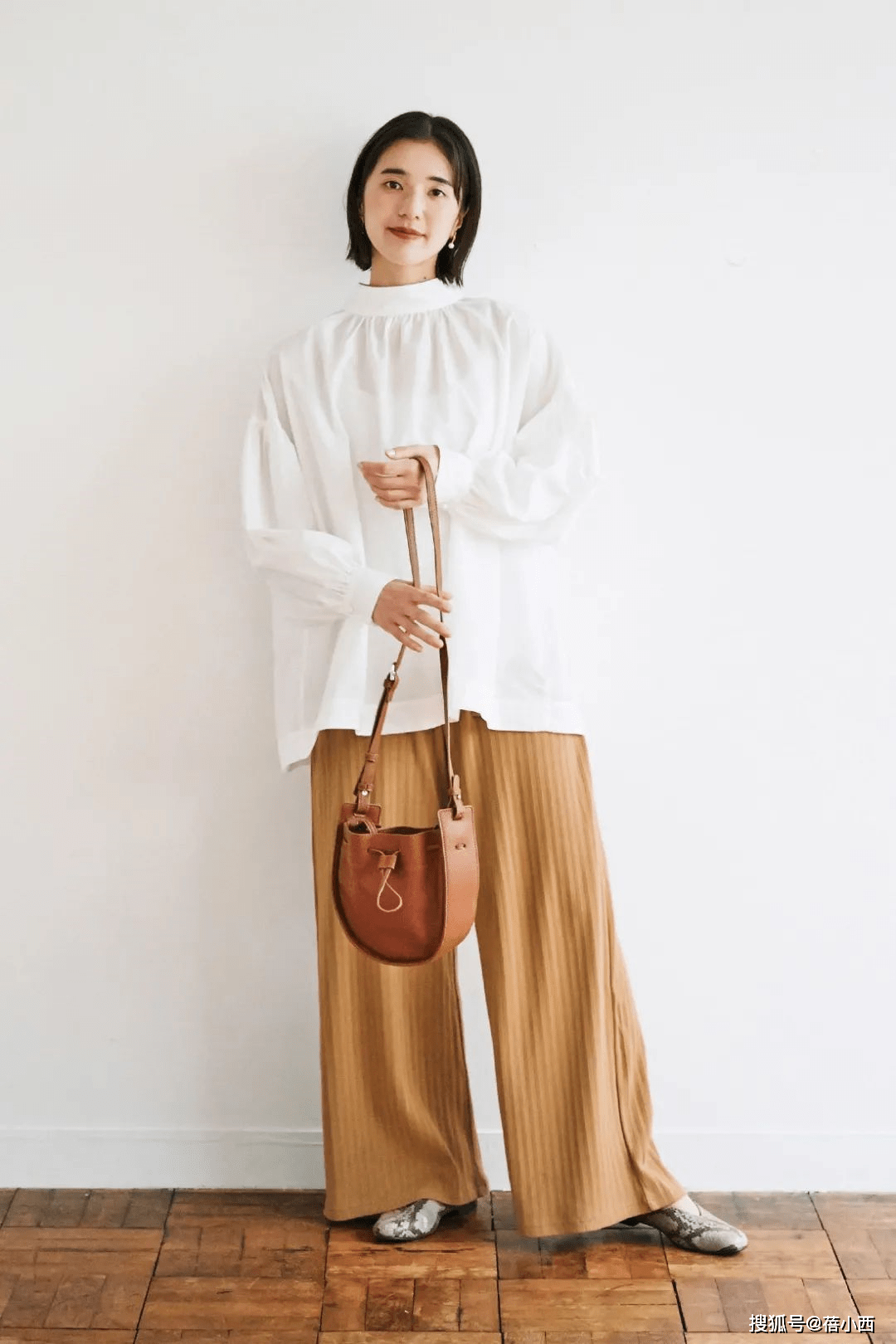 浅棕色 精致优雅的日系穿搭，慵懒中又不乏时尚感，30岁的女性必须学一下