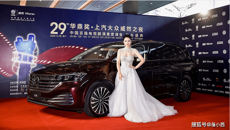 刺绣 李小冉身材饱满又敢穿，一袭刺绣抹胸连衣裙气质惊艳，真不怕走光