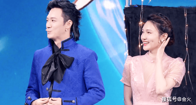 栏目央视天团同框热舞！康辉动作迟缓一脸尴尬，龙洋穿紧身裙秀小蛮腰