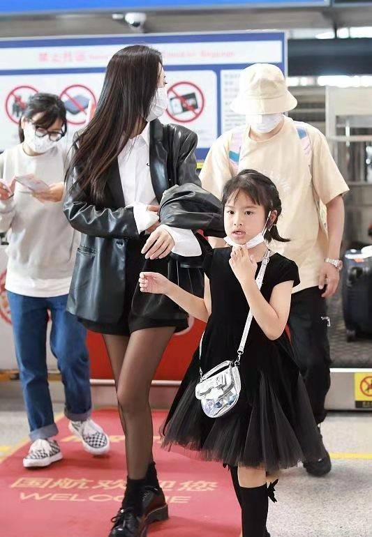职业 包贝尔一家三口罕露面，娇妻职业装配黑丝太会了，女儿被嘴巴拖累