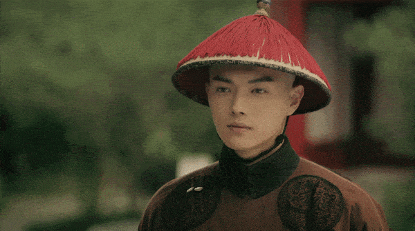 黑色 许凯把黑色的羽绒服搭配出帅气感，运动裤腰带露出来好时髦！